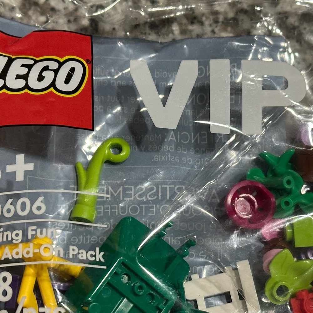 LEGO Spring (#40606) and Winter (#40610) VIP Sets - Picture 7 of 8